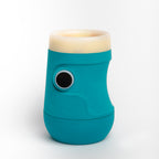 Bicchiere intelligente Drinky azzurro e bianco in primo piano, vista laterale su sfondo bianco. 