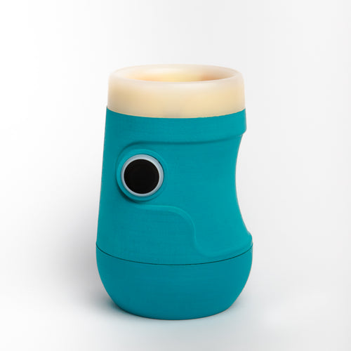 Bicchiere intelligente Drinky azzurro e bianco in primo piano, vista laterale su sfondo bianco. 