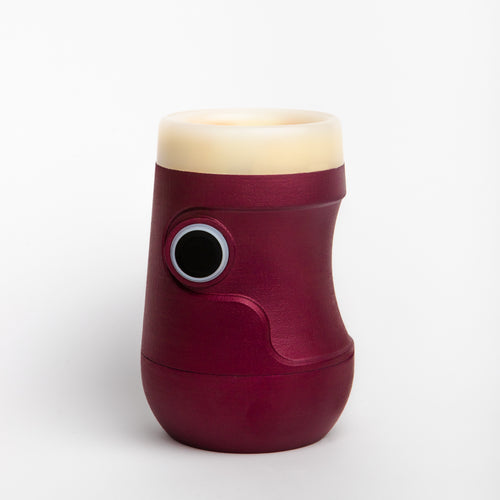 Bicchiere intelligente Drinky rosso e bianco in primo piano, vista laterale su sfondo bianco. 